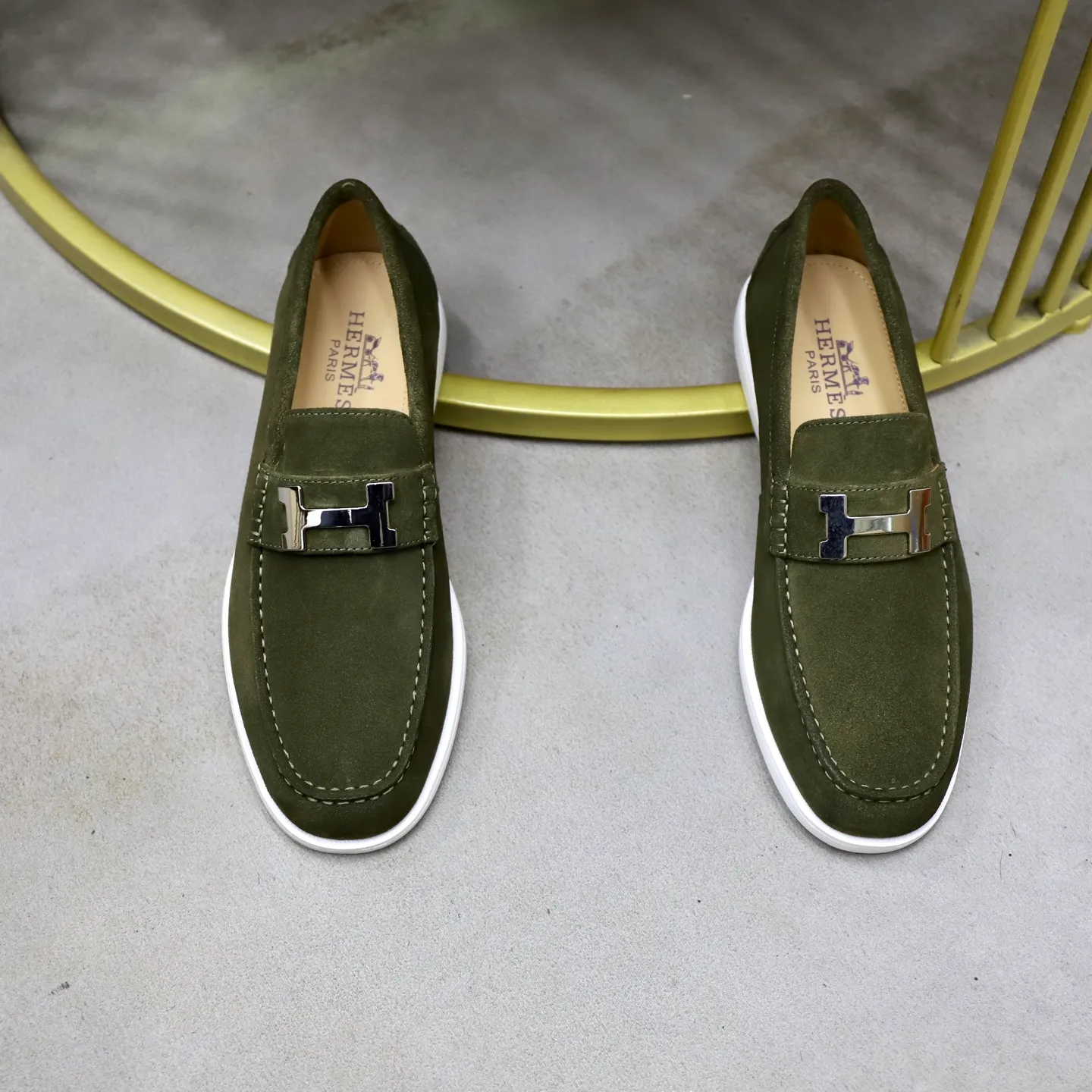 Ex-factory price: 540💰Hermès/Hermès slip-on men's shoes. This shoe is made of imported cow suede leather, with simple and smooth lines, and a 3CM rubber foam ultra-light sole combined with aerodynamic design! Youthful and fashionable, H button decoration, contrasting leather embellishment on the heel, calf lining to gently wrap your feet, with embossed logo cowhide feet, leather rock strips, casual and urban style, highlighting youthful vitality, sports and leisure version, super versatile Size number: 38-39-40-41-42-43-44 Standard leather shoe size (45 can be customized but does not support returns)
